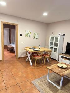 别尔萨Apartamento Rosa Bielsa的客厅配有木桌和椅子