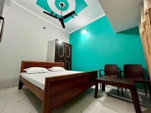 AyodhyaSainik Homestay, Ayodhya的一间卧室设有一张床和绿色的墙壁