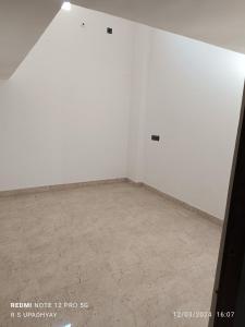 德奥加尔Kailash home的一间空房间,有白色的墙壁和瓷砖地板