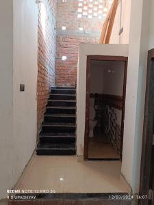 德奥加尔Kailash home的砖墙房间的楼梯