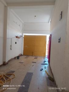 德奥加尔Kailash home的一间设有车库的房间,里面设有一扇门