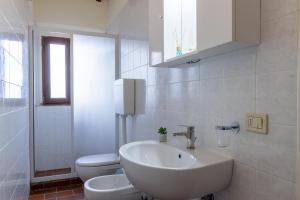 蒙托波利因瓦尔达尔诺Residence Montevecchio的白色的浴室设有水槽和卫生间。