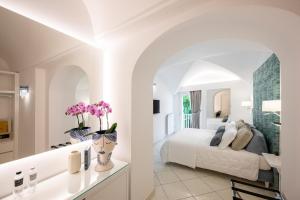 普莱伊亚诺La Divina Amalfi Coast的一间白色卧室,配有床和一间浴室
