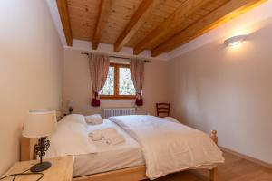 阿莱盖Residence Rosental的卧室设有一张白色大床和一扇窗户。