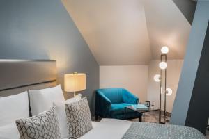 汉堡Hotel du Nord的一间卧室配有一张床和一张蓝色椅子