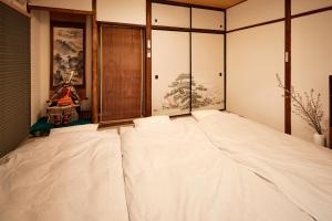 奈良Walk to Nara Park-Nara's Timeless Stay的窗户客房内的一张大白色床
