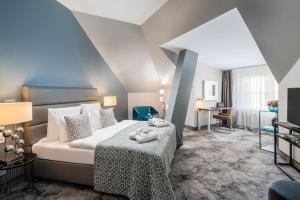 汉堡Hotel du Nord的酒店客房配有一张床铺和一张桌子。
