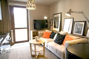 克雷尼察Aba Apartamenty的带沙发和电视的客厅
