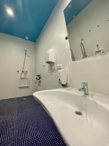 埃尔阿雷纳尔We Street Hostel - El Arenal-Albergue juvenil的浴室设有白色水槽和镜子