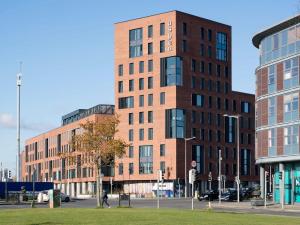 都柏林Cosy Ensuite Bedrooms at Aspen House in Dublin的城市街道上一座高大的砖砌建筑