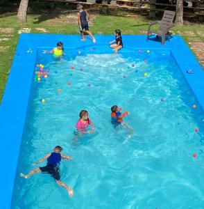 LimonesTres Monos Hotel, Restaurante, Piscina, Bar的一群儿童在游泳池玩耍