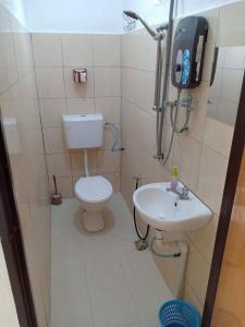 珍南海滩Chenang Indah Chalets的一间带卫生间和水槽的浴室
