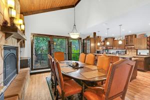 新布朗费尔斯Clutter Falls Retreat- Main House的一间带桌椅和壁炉的用餐室