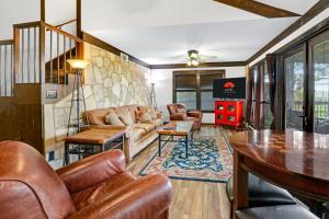 新布朗费尔斯Clutter Falls Retreat- Main House的客厅配有皮革家具和电视