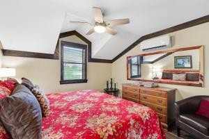 新布朗费尔斯Clutter Falls Retreat- Main House的一间卧室配有一张床、梳妆台和镜子