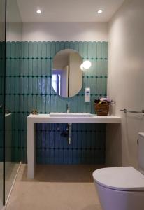 普拉亚登博萨Los Escondidos Ibiza的一间带水槽和镜子的浴室