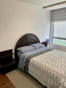 基多GOYA Suites y Comfort的一间卧室设有一张大床和一个窗户。