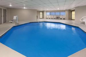 查塔努加蒂夫顿尼亚山景戴斯酒店的一个带椅子的房间,有一个蓝色的大游泳池