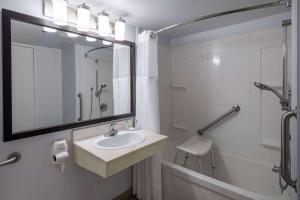 圣约翰圣约翰旅行酒店的一间带水槽、淋浴和镜子的浴室