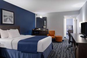 圣约翰圣约翰旅行酒店的配有一张床和一张书桌的酒店客房