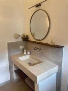 塞吉阿诺Vitabella Toscana的浴室设有水槽和墙上的镜子