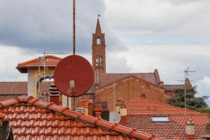 比萨克雷斯提娜斯泰法诺住宿加早餐旅馆的教堂,有钟楼和红色屋顶