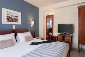 普拉塔尼亚斯Caldera Bay的酒店客房,配有床和电视
