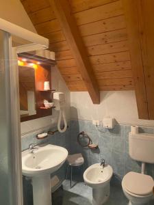 奥瓦罗艾波利斯酒店的一间带两个盥洗盆和卫生间的浴室