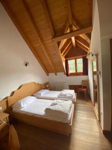 奥瓦罗艾波利斯酒店的配有木天花板的客房设有两张床。