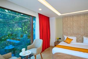 提喀迪Serene Horizon的一间卧室设有一张床和一个大窗户