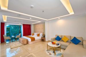 提喀迪Serene Horizon的酒店客房,配有床和沙发
