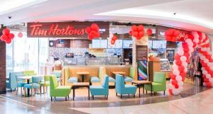 迪拜Al karama spacious hostel的快餐店,配有桌椅和红色气球