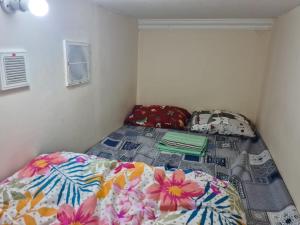 迪拜Al karama spacious hostel的小卧室配有鲜花床