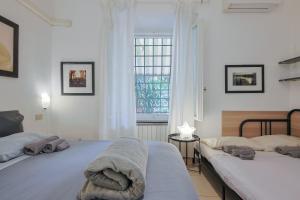 比萨B&B Cristina Garden的一间卧室设有两张床和窗户。
