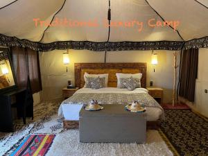 AdrouineTraditional Luxury Camp的帐篷内一间卧室,配有一张床