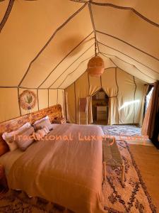AdrouineBerber Experience Camp的帐篷内一间卧室,配有一张床