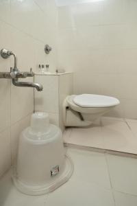 班加罗尔Aishwarya Mystic Apartotel的白色的浴室设有卫生间和水槽。