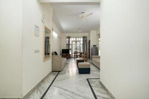 班加罗尔Aishwarya Mystic Apartotel的客厅拥有白色的墙壁和天花板