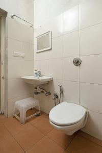 班加罗尔Aishwarya Mystic Apartotel的一间带卫生间和水槽的浴室