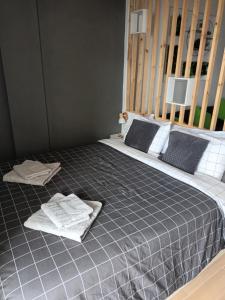 塔瓦伊瓦Modern open-plan studio with terrace and sea view的一间卧室配有一张床,上面有两条毛巾