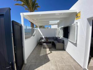 宏达海滩Playa Honda primera línea的一个带沙发和桌子的小阳台