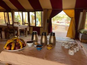 AdrouineTraditional Luxury Camp的帐篷里的桌子和一碗水果