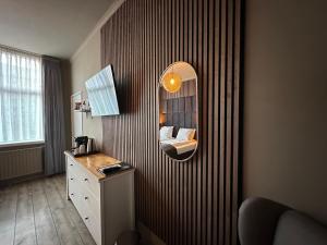 西泰尔斯海灵布伦酒店的一间设有镜子和梳妆台的房间