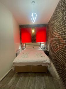 伊斯坦布尔GRAND BELLA VİSTA Hostel的一间卧室设有一张床和砖墙