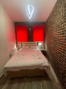 伊斯坦布尔GRAND BELLA VİSTA Hostel的一间卧室配有一张砖墙床