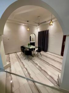 EjisuCalm Luxurious Home的一间带桌椅和拱门的用餐室