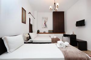 培拉特Villa ELMAR的一间带两张床和电视的卧室