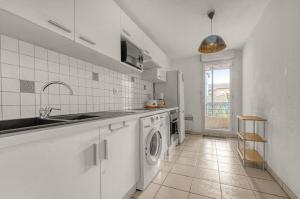 图卢兹Le Chapitre Toulousain - WILDHOME的厨房配有水槽和洗衣机