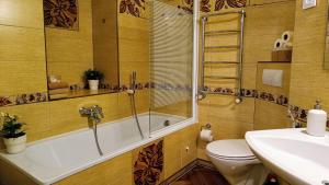 里加阿特拉斯公寓的带浴缸、卫生间和盥洗盆的浴室