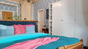 里加阿特拉斯公寓的一间卧室配有蓝色和粉色的床